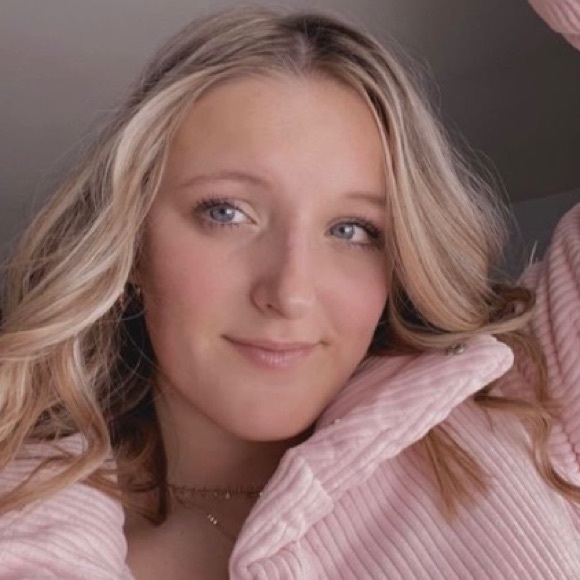 Meet your Posher, Kami - Picture 2 of 5